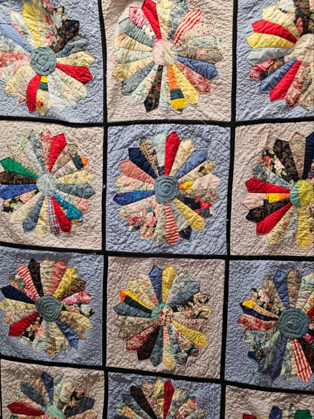 Vintage Handmade Dresden Plate Quilt